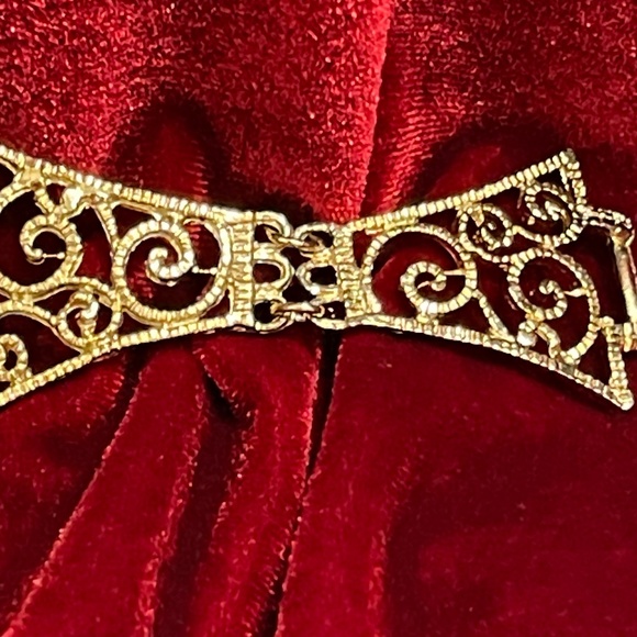 Gold Tone Filigree Black Lucite Center Gem Vintage Bracelet - Picture 3 of 7